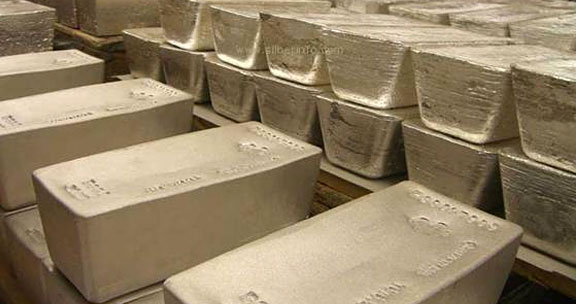 Gold falls from record high, but silver surges